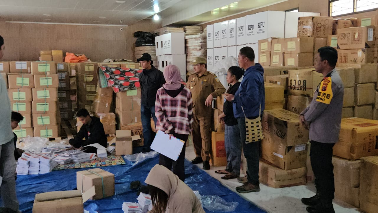 Penjabat Bupati Puncak pantau pelipatan surat suara,targetkan H-3 logistik sudah ada di lokasi pemilu